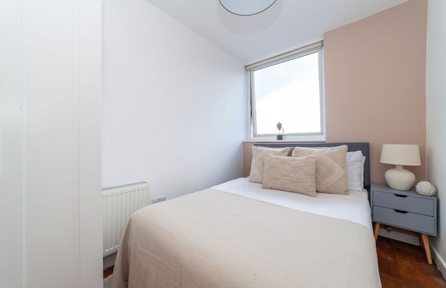 High-End 2 Bed Flat near Westfield London - Photo 3