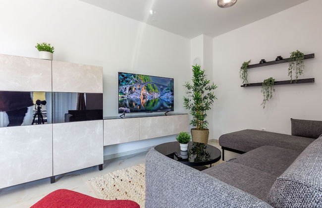 Exquisite Prestige Luxury Apartments With Shared Pool - Photo 35