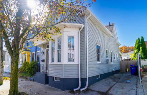 Walk Everywhere | 2-Bedroom House w/ Backyard - Foto 27