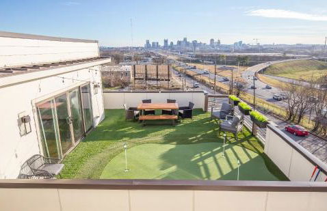 Jack Daniels House with Rooftop Golf, City views! 8min to Whiskey Row! Sleeps 10! - Foto 1