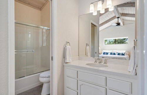 Lakefront Villa with 180 degree view private dock and boats - Foto 56