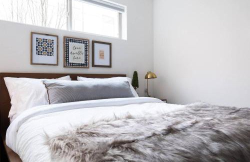 Walk to Restaurants from a Designer Cap Hill Home - Foto 53