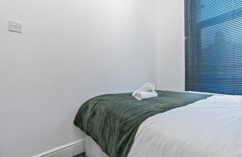 4 Bedroom House in Eccles, Trafford, Manchester - Sleeps 10 - 3 Double Beds - 4 Single Beds - FREE PARKING, Garden & Fast Fibre Wi-Fi - Close to Trafford Centre, MediaCityUK, Salford Quays, and both Old Trafford stadiums - Foto 19