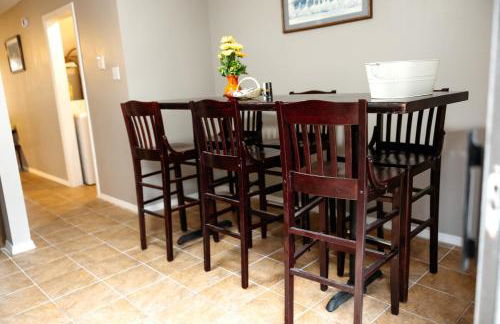 Rest Easy Retreat - 2BR Near SHSU - Pool - WiFi - Free Parking - Foto 58