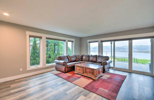 Scenic & Spacious Getaway on North Bay w/ Deck! - Foto 6