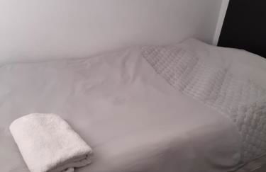 3 Bed House - Sleeps 4 - Parking - Wifi - Foto 6