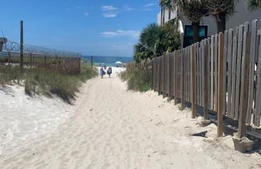 Tropical Gem/5 min beach walk - Foto 13