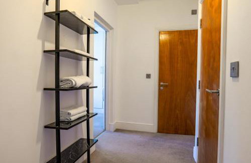Zeenat Central Bury - Modern 2BR with Free Parking Sleeps 6 - Foto 33