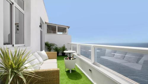 Beachfront Seaview Oasis - Private Terrace & Panoramic Ocean Views - Foto 3