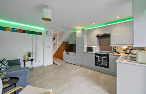 Substantial 5 bedroom townhouse with disabled access apartment, private off road parking space with EV point from 15th April 26, jaccuzi bath, Netflix and Wifi, near Argyle, boutique shops eateries and pubs - Foto 11