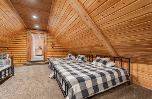 Rustic Retreat, Sleeps 20, Epic Game Room, Hot Tub, 20min to Yellowstone - Foto 41