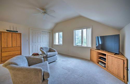 Lakefront Bolton Retreat with Balcony and Views! - Foto 19