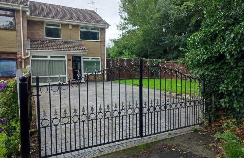 4-bed quiet cul de sac location with large secure off road parking for 4 cars - Foto 1