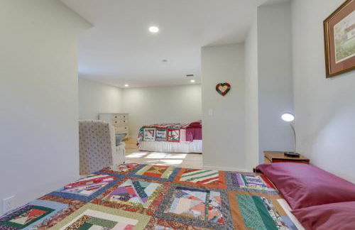 Sun-Dappled Retreat - Walk to Wickaboag Lake! - Foto 28