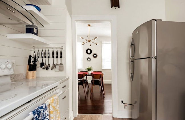 Gather Around the Mid-century Table at a Tranquil Haven - Foto 16