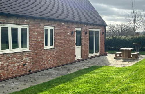 Charming 2-Bedroom Cottage in Warwickshire - Photo 12