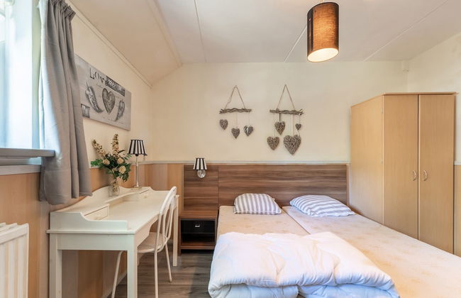 Attractive Farmhouse in Giethoorn With Garden - Photo 14