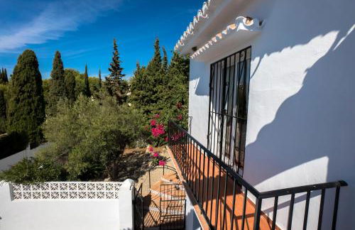 Private Heated Pool, Jacuzzi & 1225m2 garden in Villa Cipreses - Photo 34