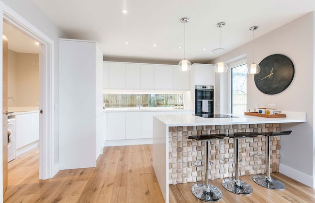 Stylish new Home With Parking - King Beds Garden - Foto 60