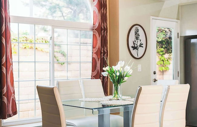 Spacious Retreat w Modern Decor and Private Yard - Photo 4