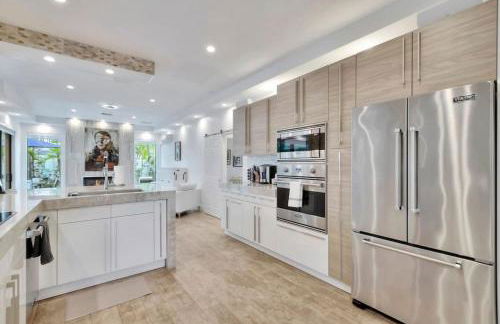 Lynoras Luxe Estate 3 bedroom 3 bath with Modern Design and Heated Pool - Foto 129