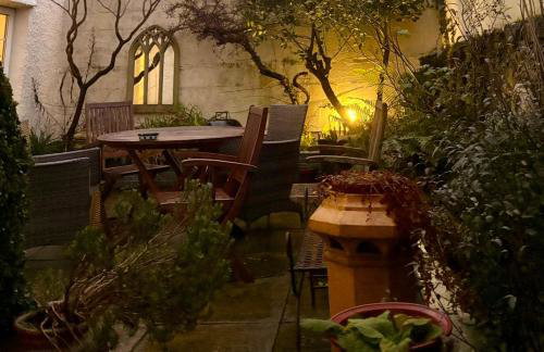 Bryntirion Farmhouse Apartment with Hot Tub - Foto 2