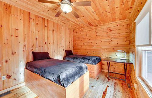 15 Mi to Snowshoe Resort Cabin with Deck and Fire Pit - Foto 18