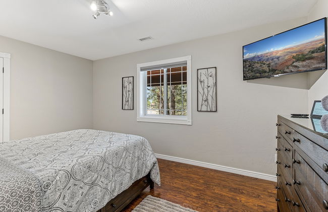 Spacious Canyon Peak Pine View Home Game Room Hot Tub - Photo 26