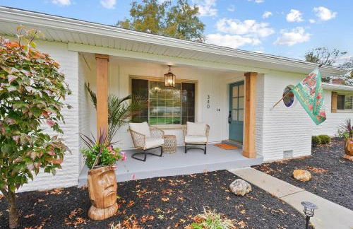 The Sleepy Tiki - game room, tiki lounge, firepit - Foto 46