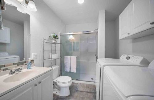 Family Retreat w/ Theater, Pool & Outdoor Dining - Foto 23