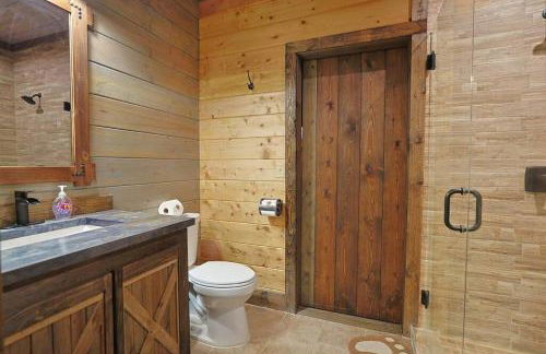 Rustic Modern Cabin with Hot Tub near rafting and Great Smokey Mountains - Foto 10