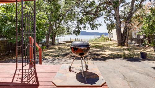 Watefront Getaway with Mtn Views and Dock in Clearlake - Foto 2