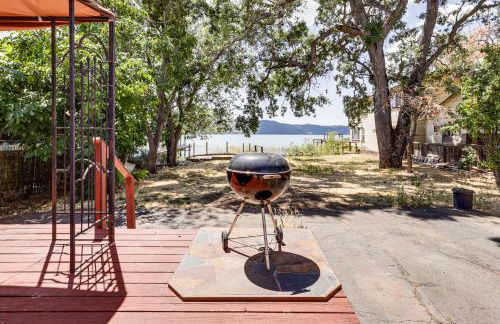 Watefront Getaway with Mtn Views and Dock in Clearlake - Foto 2