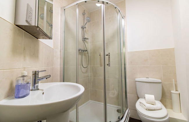 Impeccable 2-bed Apartment in Gateshead - Photo 22