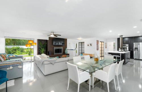 UF SUNSHINE HOUSE - Patio & BBQ - Chef Kitchen - EV Car Station - Upscale Neighborhood! - Foto 6