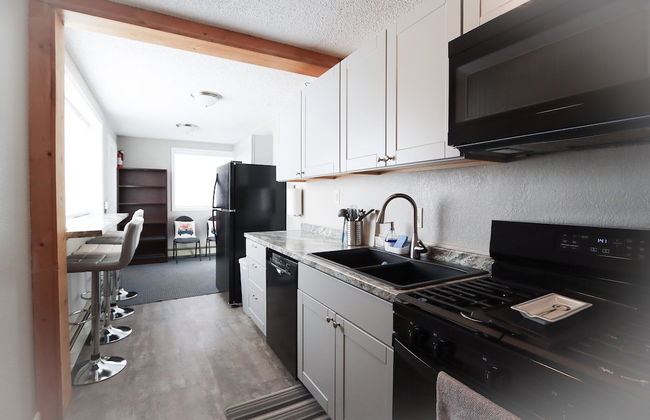 Downtown Granby Retreat & Spa - Photo 15