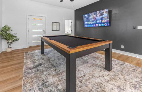 Farm House DT Indy with Pool Table - Photo 11