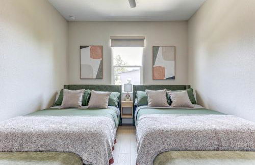 Chic & Spacious 4 Bedroom 3 Full Bathrooms Retreat in West Tampa and Pvt Backyard - Foto 74