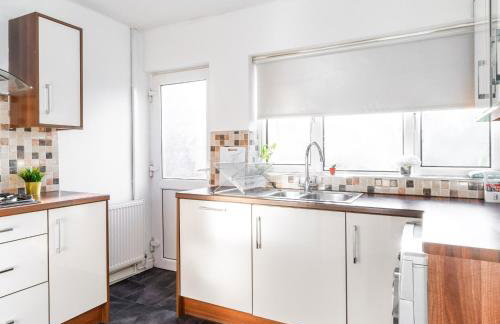 Charming 3 Bed House - Garden - Parking - Wi-Fi Netflix 83BMH - Foto 5