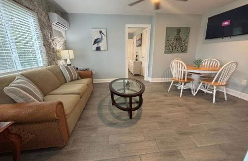 Dolphin Updated Cottage On River - 1 Mile to Beach Kitchen Washer Dryer - Foto 1