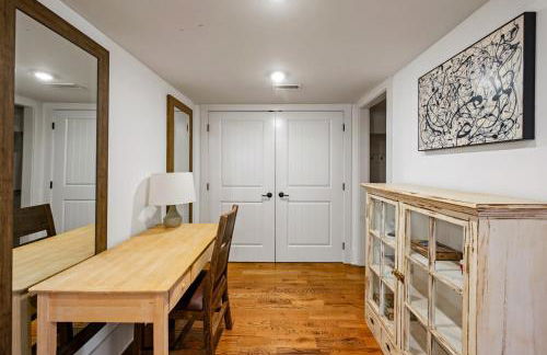 Modern 3BR Condo Walk to Downtown and UT with Parking - Foto 37