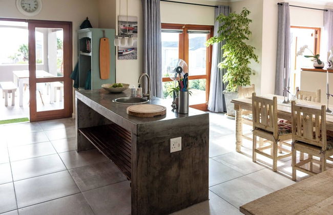 Serene Langebaan Getaway With Garden Views - Photo 18