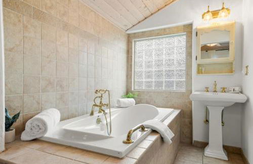 Santa Barbara Beach Cottage - Photo 17