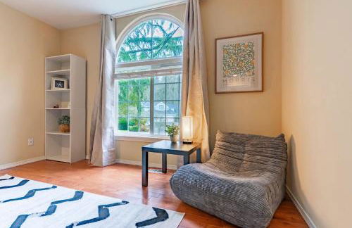 Spacious & Serene 6-Br Family Retreat in Kirkland - Photo 46