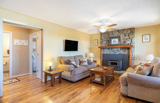 Deck w/ Forest Views, Ping Pong Blue Ridge Mtn Escape Ash Vale by Avantstay - Foto 7