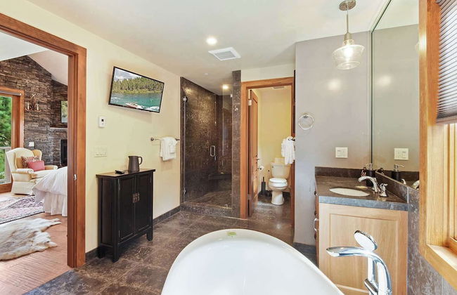 Luxury Mountain Chalet Deck w/ BBQ & Lake Views - Photo 22