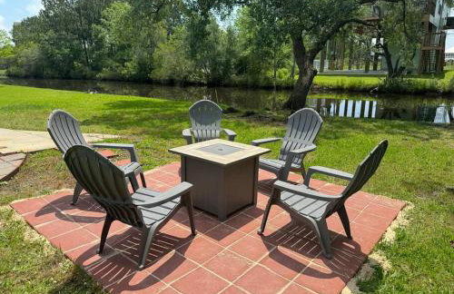 Waterfront Home Game Room Ping Pong Outdoor Bar Area - Foto 44