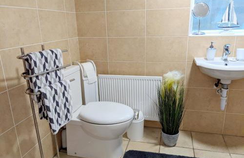 2 Bed House - Sleeps 6 - Parking - Wifi - Photo 4