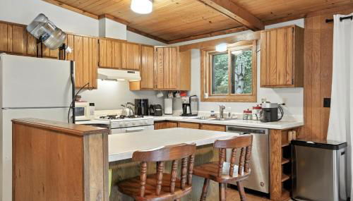 The Treehouse Lakes & Trails Cabin cabin - Photo 3