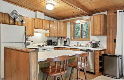 The Treehouse Lakes & Trails Cabin cabin - Photo 3